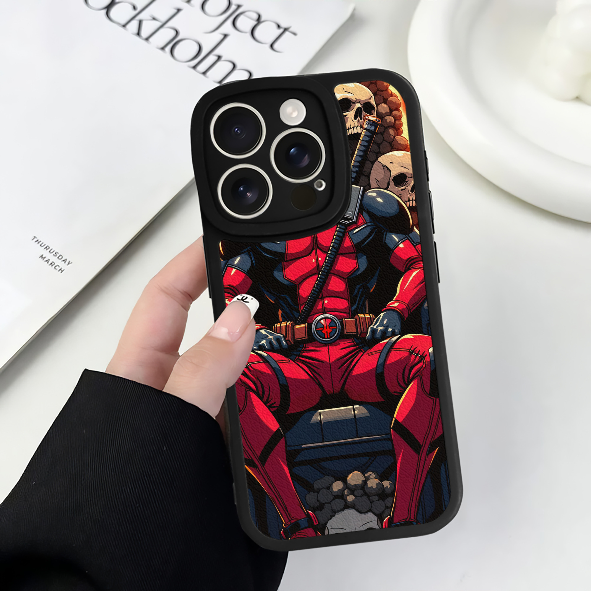 （画像用） Deadpool デッドプール 【iPhone 16シリーズ対応】シリコンスマホケース（レザー調） 材質：シリコン